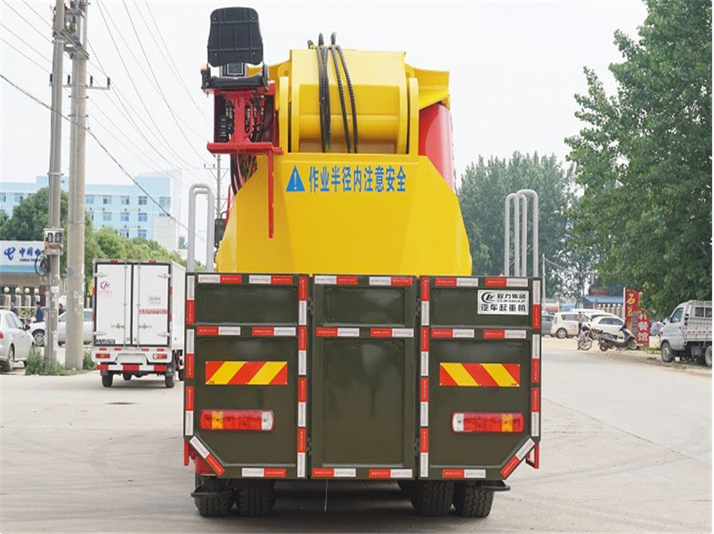 程力200噸重汽豪沃隨車(chē)吊（重汽 -- 豪沃HOWO200噸隨車(chē)起重運(yùn)輸車(chē)）圖片展示4