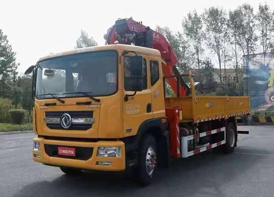 東風(fēng)多利卡8噸折臂隨車(chē)吊