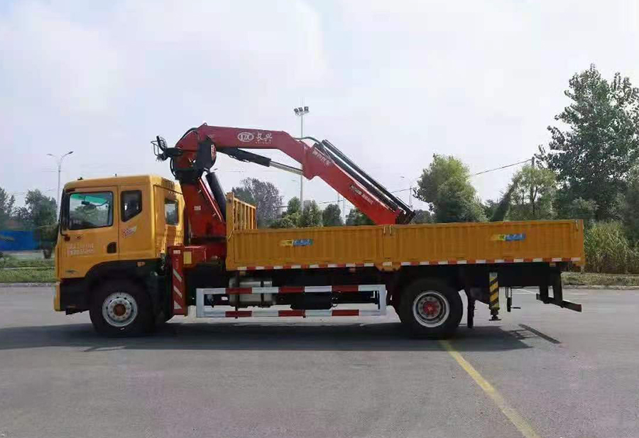 東風(fēng)多利卡8噸折臂隨車(chē)吊