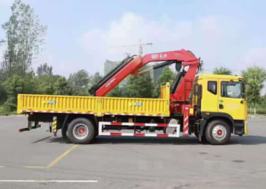 東風(fēng)多利卡8噸折臂隨車(chē)吊