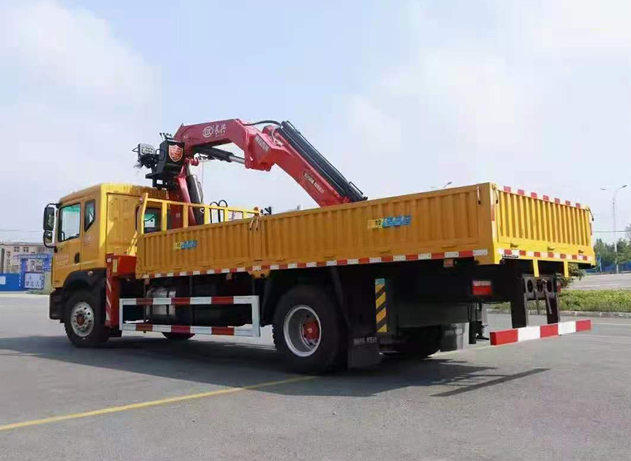東風(fēng)多利卡8噸折臂隨車(chē)吊