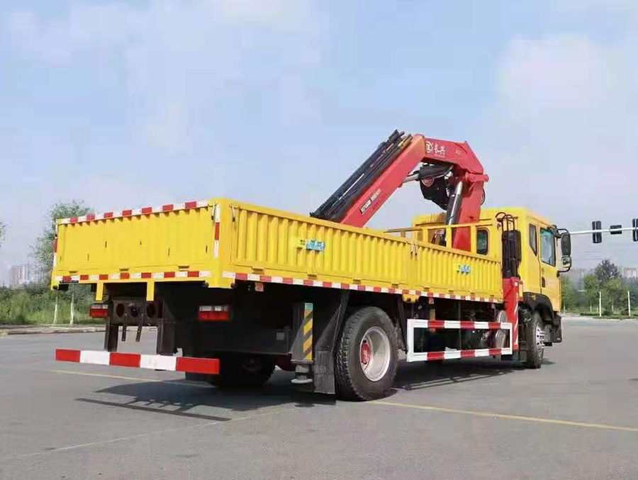 東風(fēng)多利卡8噸折臂隨車(chē)吊